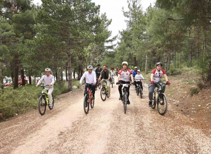 Vali Kızılkaya, Çevre Haftasında Gençlerle Pedalladı