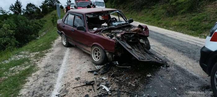 Bilecik’te İki Otomobil Kafa Kafaya Çarpıştı, 1 Kişi Hayatını Kaybetti