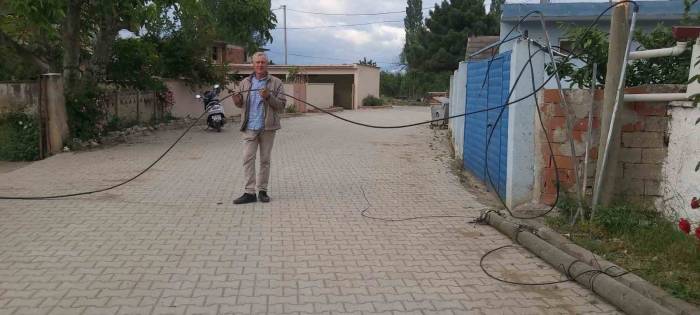 Direğe Çarpan Tır Evleri İnternetsiz Bıraktı
