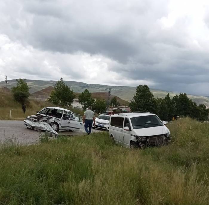 Otomobil Ve Minibüs Çarpıştı: 3 Yaralı