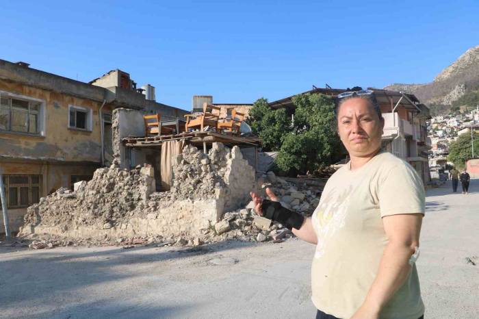 Enkazın Ortasında Dikkat Çeken Koltuk Takımı