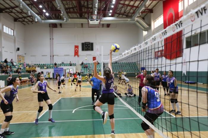 Derince’de Voleybol Şenliği Başladı