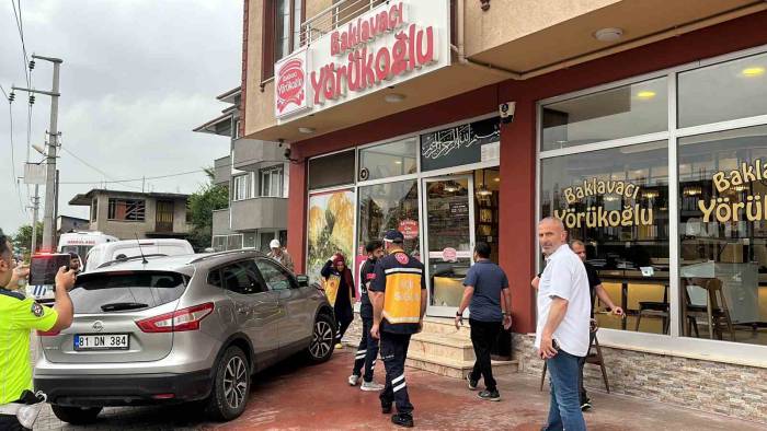 Kazada Araç Baklava Dükkanının Çerçevesine Çarpıp Durdu