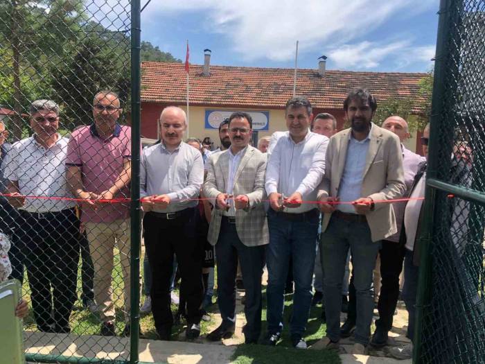 Gediz’de Merhum Muhtar Ali Rıza Güneş’in Adı Köyünde Açılışı Yapılan Halı Sahaya Verildi