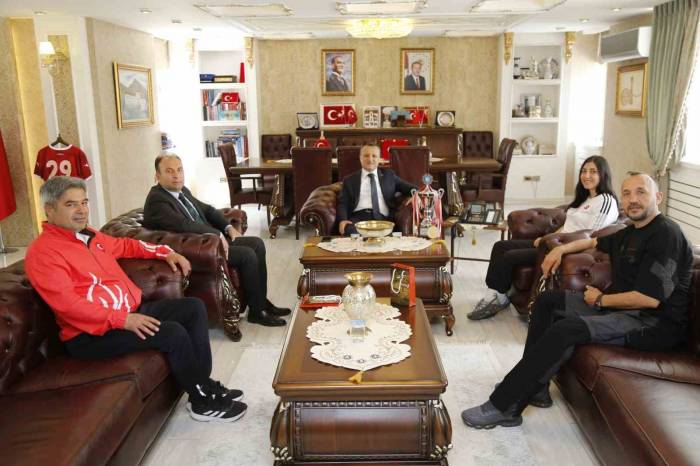 Vali Taşbilek, Dünya Şampiyonu Feyzanur’u Makamında Ağırladı