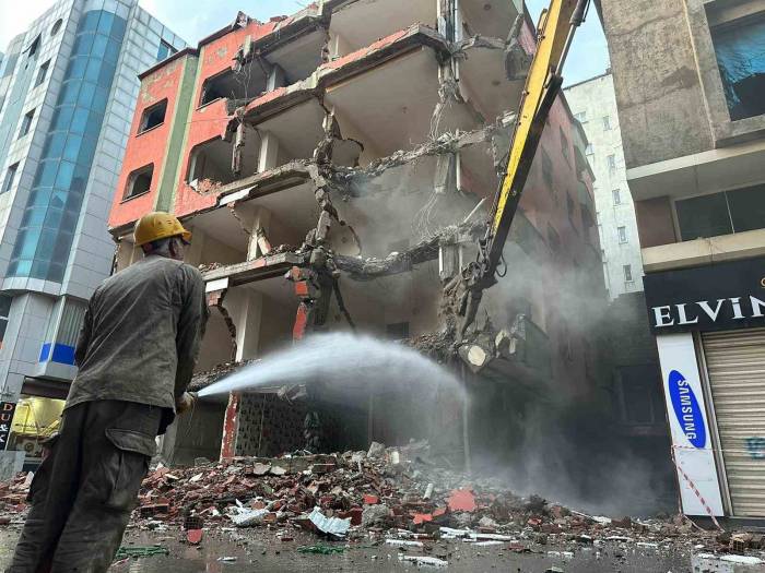 Yüksekova’da Depreme Dayanıksız Yapılar Bir Bir Yıkılıyor