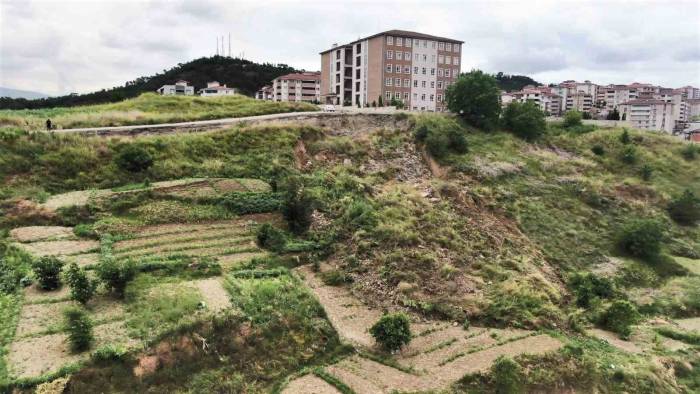 Okul Yakınındaki Heyelan Tedirgin Etti
