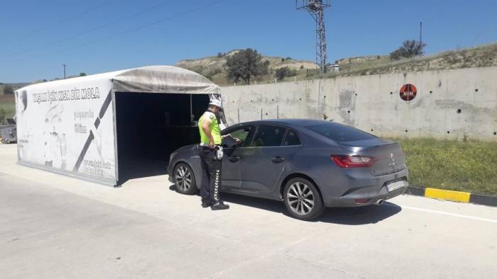 Bu Tünele Giren Sürücüler Trafik Kurallarına Karşı Bilgilendiriliyor