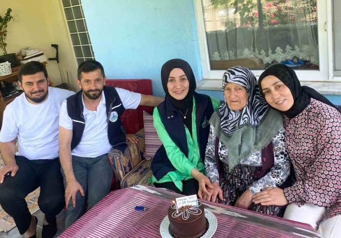 Belediye Ekipleri 89 Yaşına Giren Havva Teyzeyi Yalnız Bırakmadı