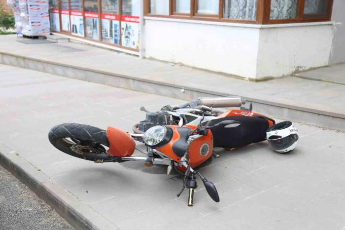 Motosikletle Metrelerce Sürüklenen Sürücü Yaralandı