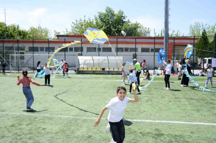 Kırklareli’nde Polisten Çocuklara Uçurtma Şenliği