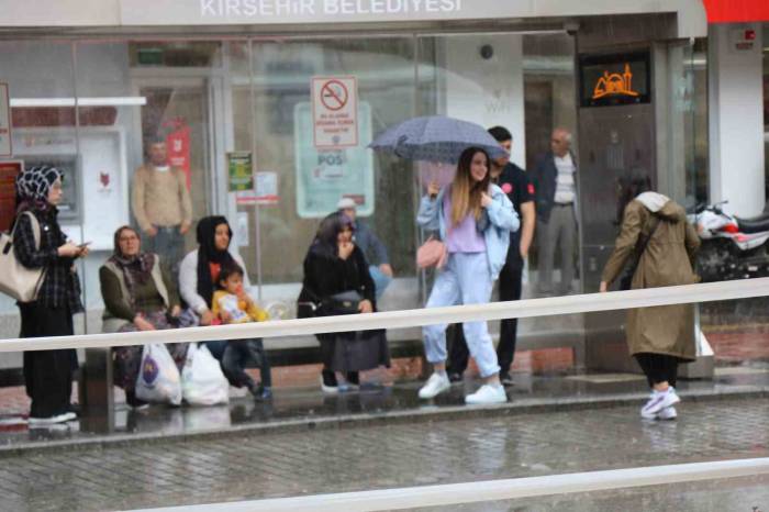 Şiddetli Yağış Hayatı Felç Etti