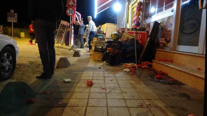 Freni Boşalan Park Halindeki Servis Midibüsü Markete Daldı