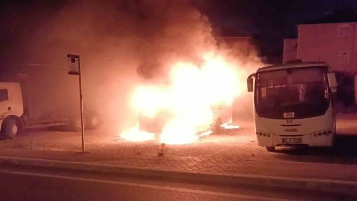 Park Halindeki Servis Midibüsü Alev Topuna Döndü