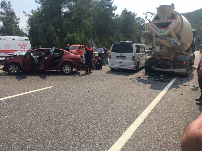 Otomobil Beton Mikserine Arkadan Çarptı: 1 Ölü