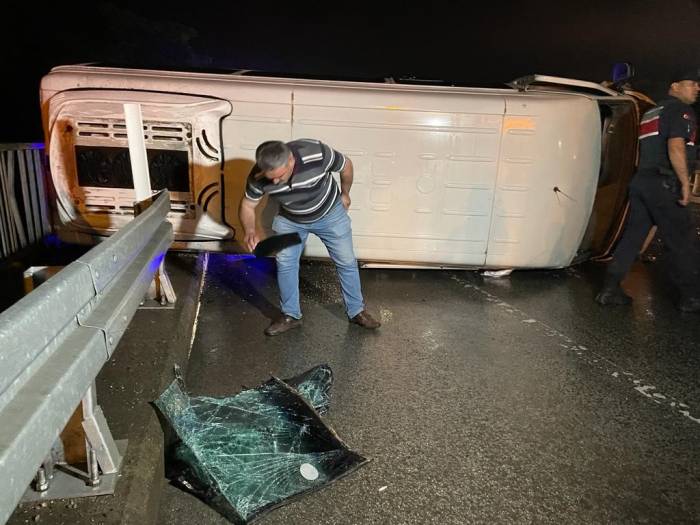 Ordu’da Virajı Alamayan Yolcu Minibüsü Devrildi: 3 Yaralı