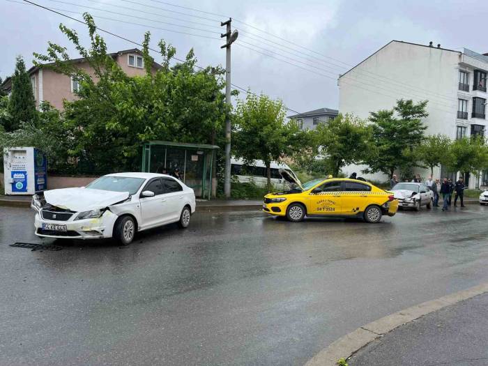 Sakarya’da Zincirleme Kaza: 3 Yaralı