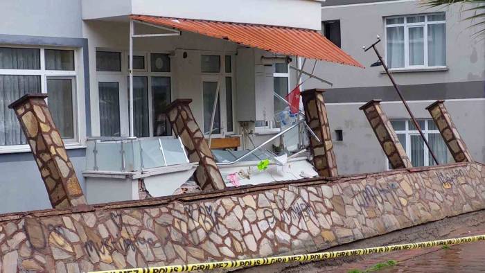 Samsun’da Selden Yıkılan Parkın Duvarı Evlerin Balkonlarına Zarar Verdi