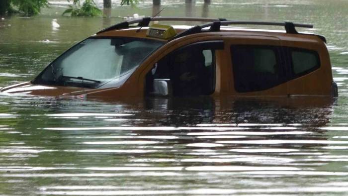 Samsun’da Taksici Selde Aracıyla Suyun İçinde Mahsur Kaldı