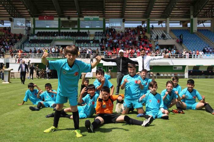 Sivas’ta İlkokullar Arası Futbol Turnuvası Sona Erdi