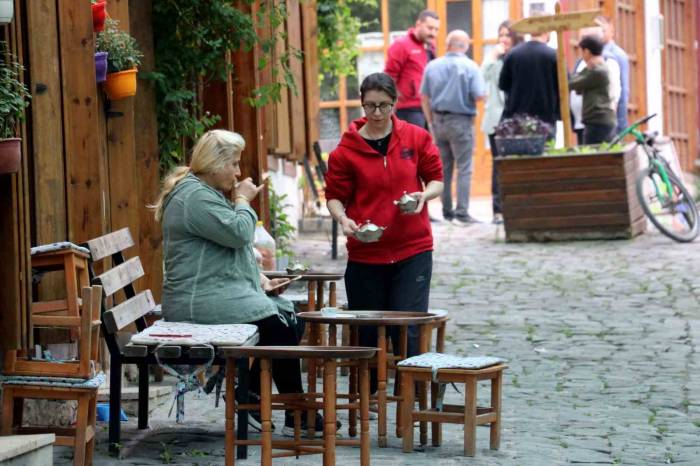 Hüma Hatun Sokağı’nın Tamamın Kadınlardan Oluşan Esnafı, Ahilik Kültürünü Yaşatmaya Çalışıyor