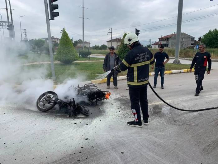 Motosiklet Alev Aldı Yangın Tüpüyle Söndürdü