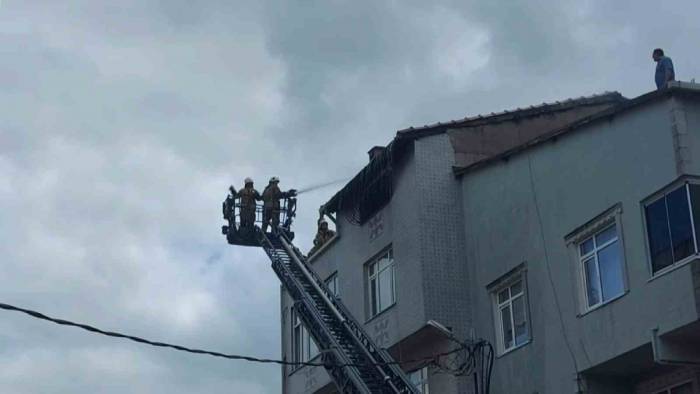Ümraniye’de Evde Çıkan Yangında Yaşlı Kadın İle Torunu Yaralandı