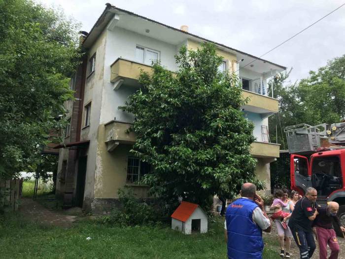 Yangında Mahsur Kalan Biri Bebek 7 Kişiyi İtfaiye Kurtardı