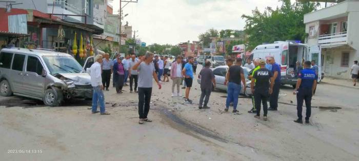 İki Araç Kafa Kafaya Çarpıştı: 4 Yaralı