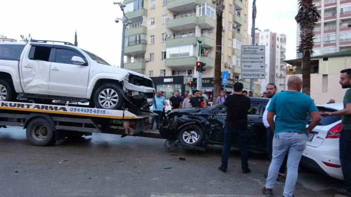 Adana’da Kavşakta Kaza: 3 Araç Hasar Gördü, 2 Sürücü Yaralandı