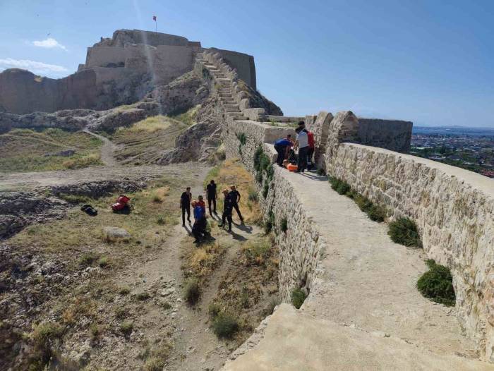Van Kalesi’nden Düşüp Ayağı Kırıldı, Ekipler Tarafından Kurtarıldı