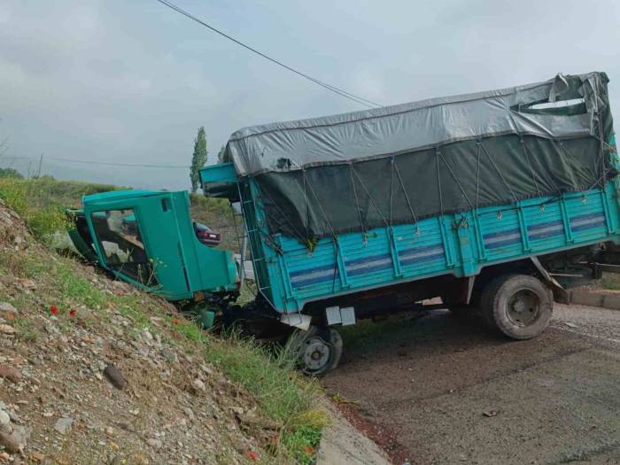 Şarampole Giren Kamyonette 2 Kişi Yaralandı