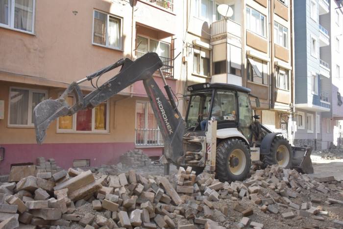 Edremit’te Sokaklar Parke Taşlar İle Örülüyor
