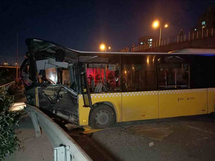 Başakşehir’de İett Otobüsü 7 Metre Yükseklikten Alt Yola Düştü: 1 Yaralı