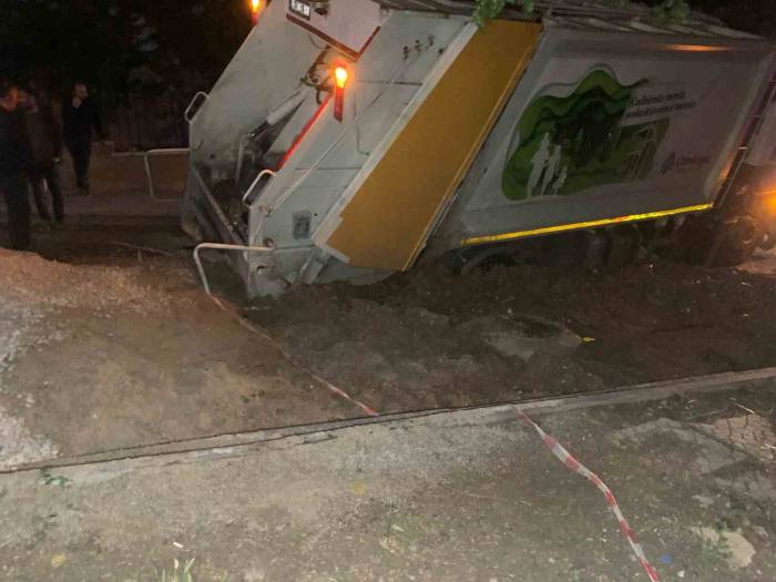 Ankara’da Çamura Saplanan Çöp Kamyonu İşçilerin Üzerine Devrildi