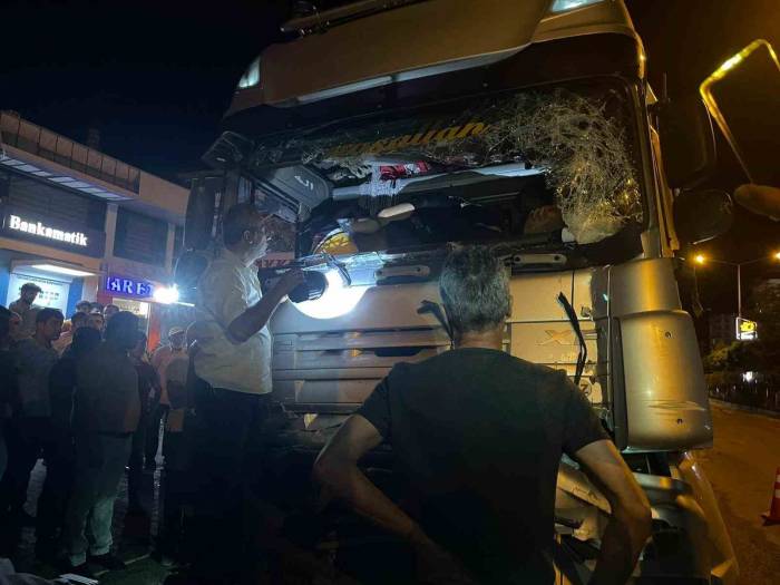 Kozluk’ta İki Tır Çarpıştı: 1 Yaralı