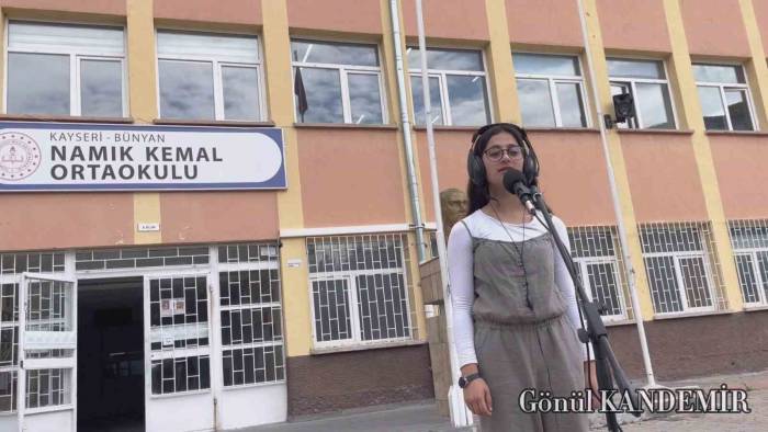 Öğretmen Ve Öğrenciler Bünyan İçin Çalıp Söyledi