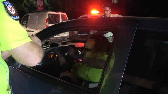 Alkollü Yakalandı, Direksiyon Başında Alkol Almaya Devam Etti
