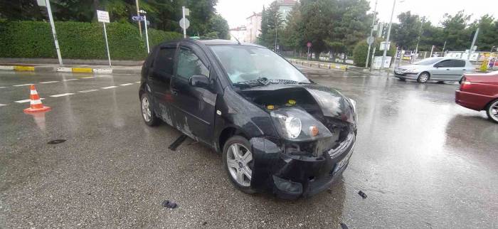 Otomobil İle Hafif Ticari Araç Çarpıştı: 1 Yaralı