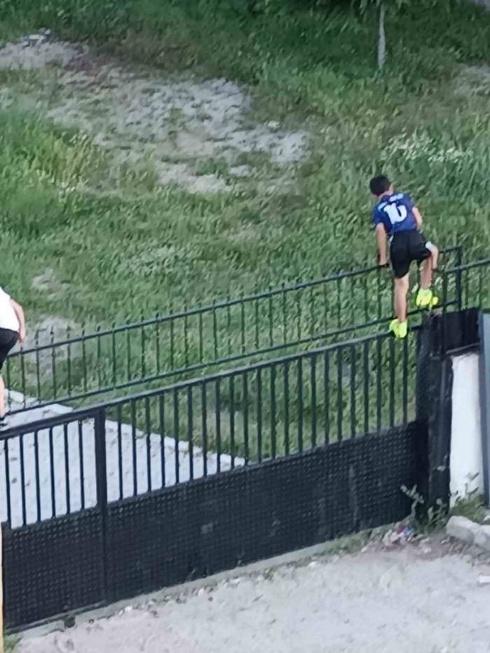 Stadın Demir Korkuluklarından Atlayan Gençler Tehlikeye Aldırmıyor