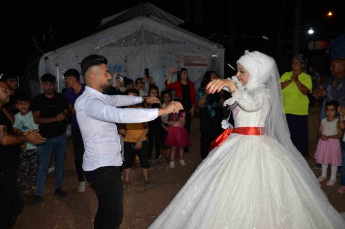 Depremzede Çift, Aşklarının Başladığı Çadır Kentte Evlendi