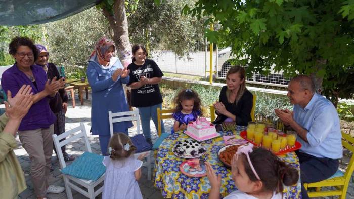 Depremzede Elif’e Sürpriz Doğum Günü