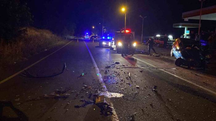 İki Otomobil Kafa Kafaya Çarpıştı: 1’i Ağır 3 Yaralı