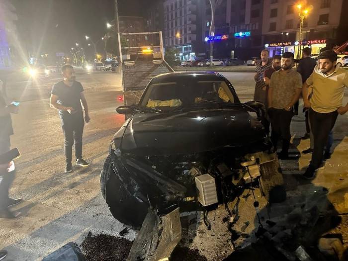 Yüksekova’da Aracıyla Elektrik Direğine Çarpan Sürücü Yaralandı