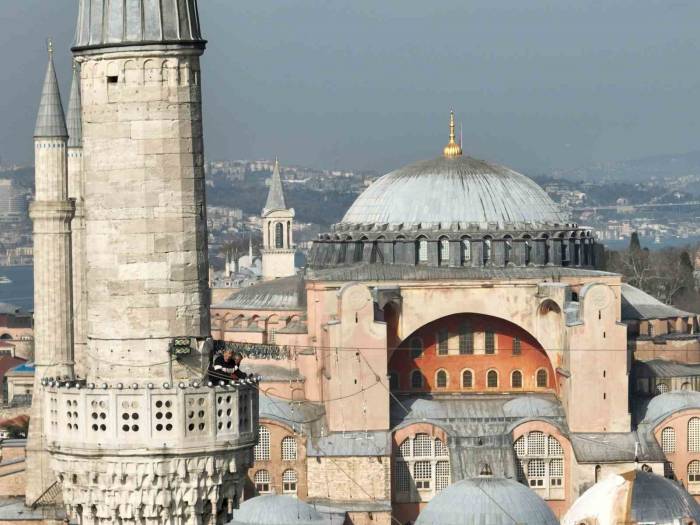Ayasofya Ve Sultanahmet Camii’lerinde Karşılıklı Ezan Okuma Geleneği