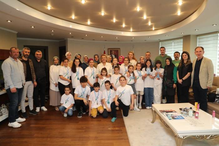 Başkan Hürriyet, İzmitlileri Gururlandıran Minik Yüzücüleri Ağırladı