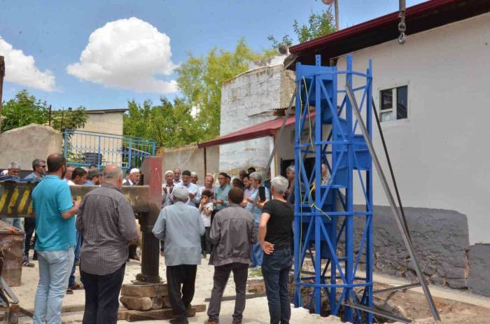 Mahalleliden Güç Birliği: Depremde Yıkılan Minarenin Yerine Fiberglas Ve Çelikle Yenisi Yapılıyor