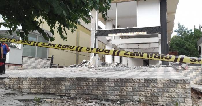 Ağır Hasarlı Binanın Sökülen Asansörünün Altında Kalarak Hayatını Kaybetti