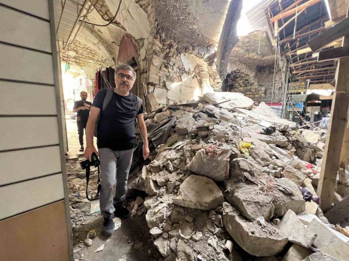 Depremde Yıkılan Tarihi Mekanları Fotoğraflıyor
