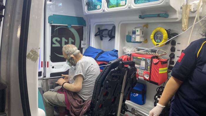 Yangında Dumandan Etkilenen Yaşlı Adam Hastaneye Kaldırıldı